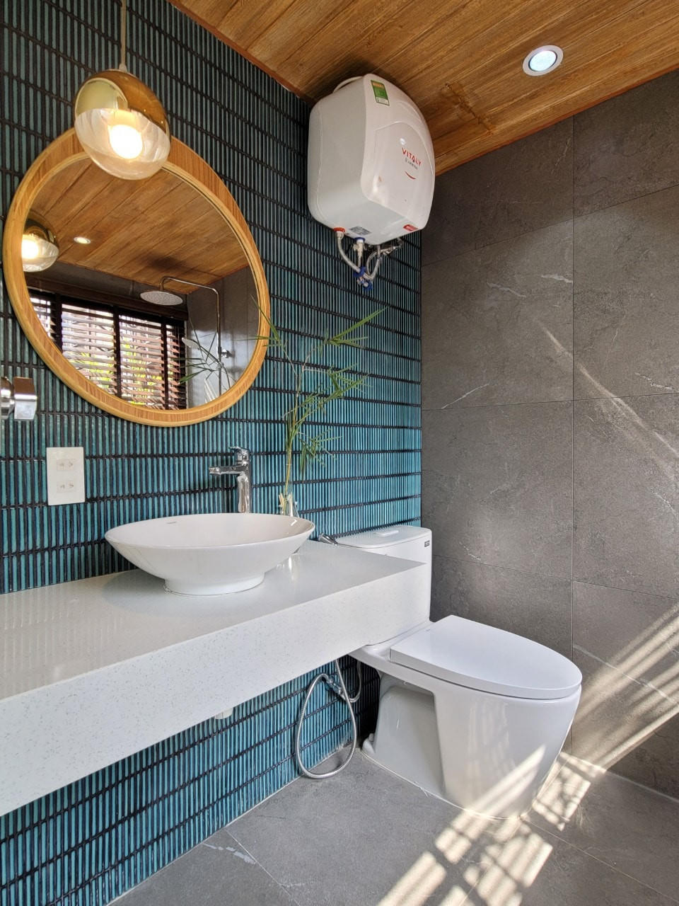 Căn nhà 34m2 rộng như 70m2 nhờ thiết kế thông minh, vẫn đủ giếng trời và sân để xe