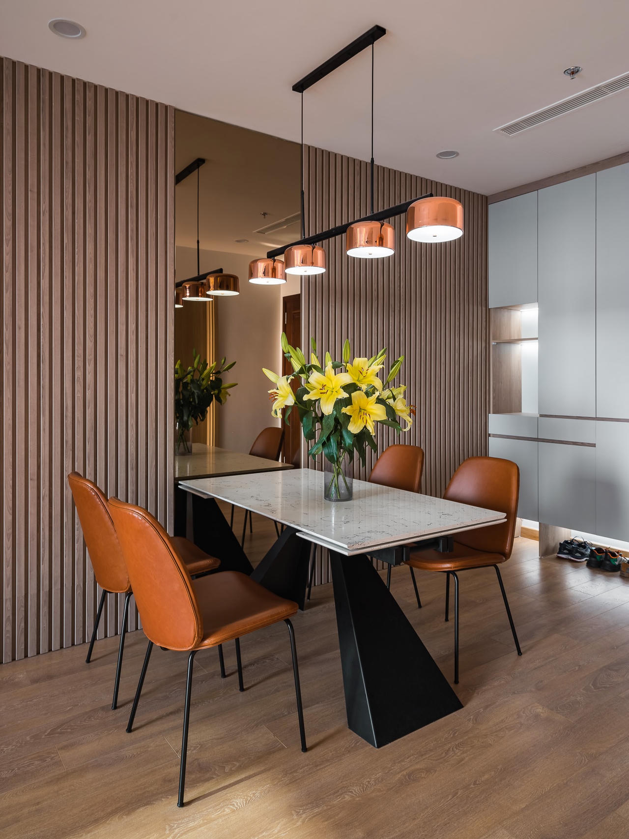 Căn hộ mang phong cách Modernism được decor với gam màu trầm, sang trọng