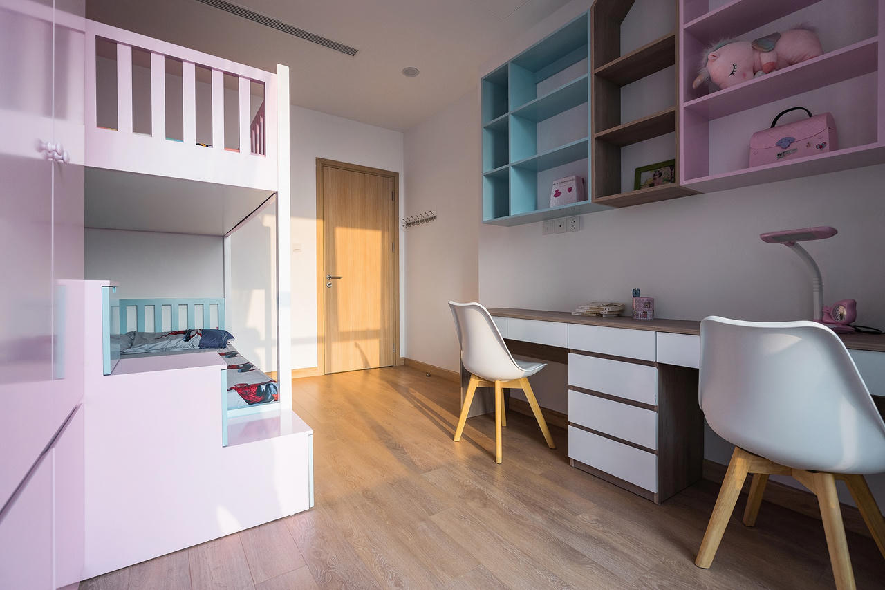 Căn hộ mang phong cách Modernism được decor với gam màu trầm, sang trọng