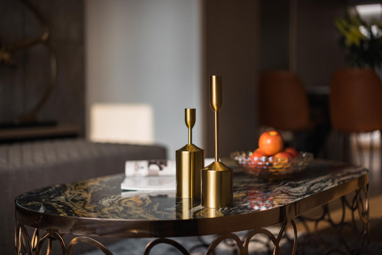 Căn hộ mang phong cách Modernism được decor với gam màu trầm, sang trọng