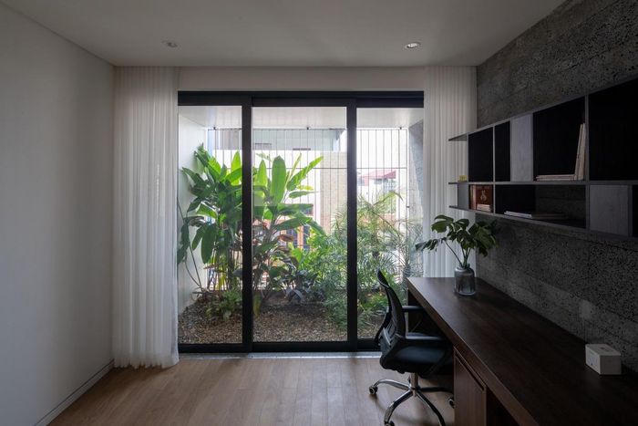 Nhà 400 m2 có vườn cây, hồ cá bên trong