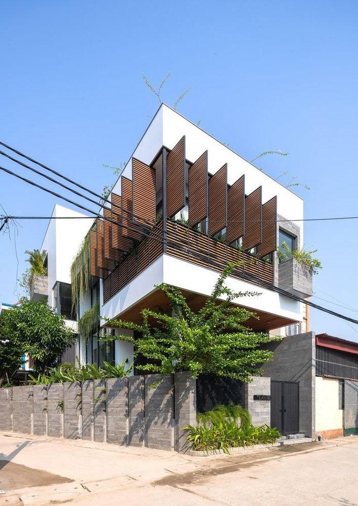 Nhà 400 m2 có vườn cây, hồ cá bên trong