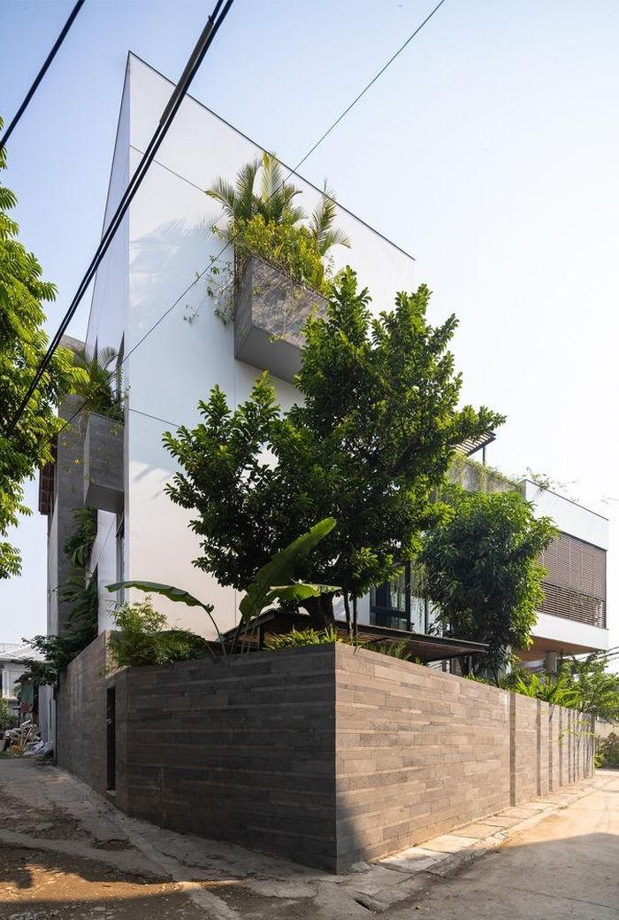 Nhà 400 m2 có vườn cây, hồ cá bên trong