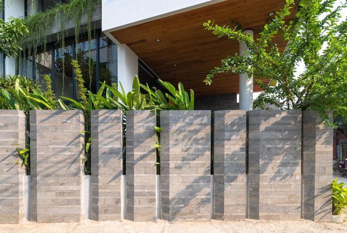 Nhà 400 m2 có vườn cây, hồ cá bên trong