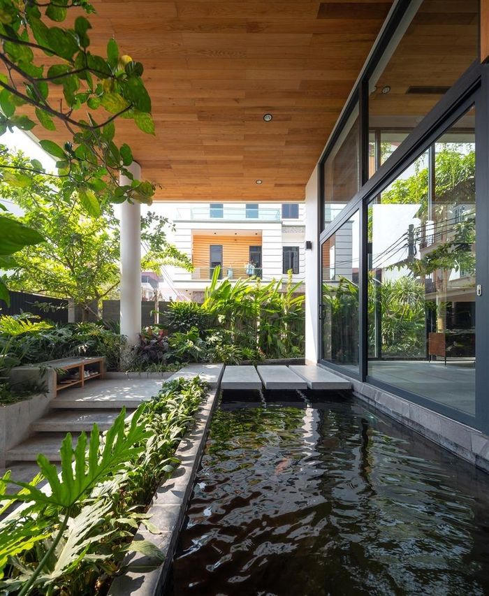 Nhà 400 m2 có vườn cây, hồ cá bên trong
