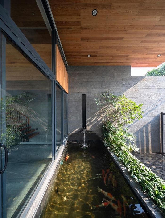 Nhà 400 m2 có vườn cây, hồ cá bên trong