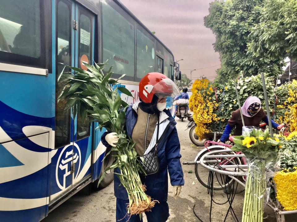  'Thủ phủ' hoa đầu mối lớn nhất miền Bắc tấp nập ngày 27 Tết