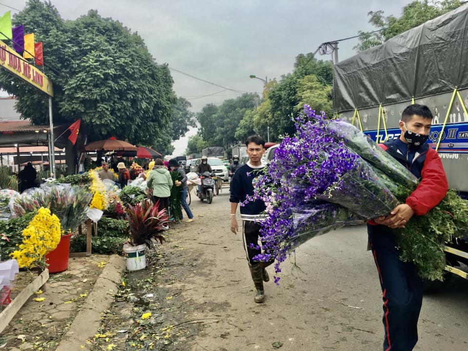  'Thủ phủ' hoa đầu mối lớn nhất miền Bắc tấp nập ngày 27 Tết