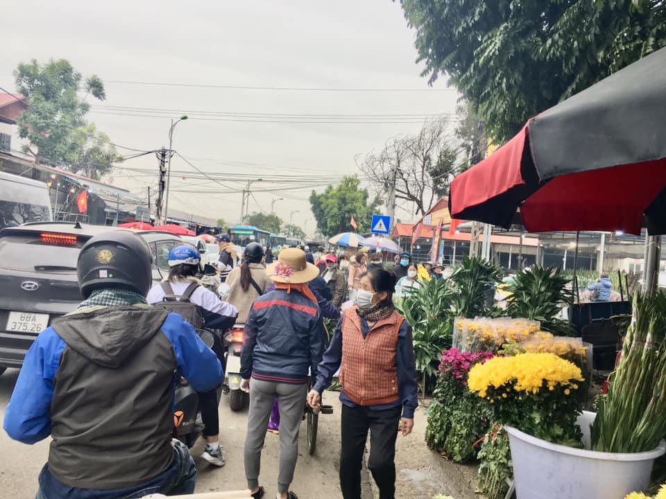  'Thủ phủ' hoa đầu mối lớn nhất miền Bắc tấp nập ngày 27 Tết