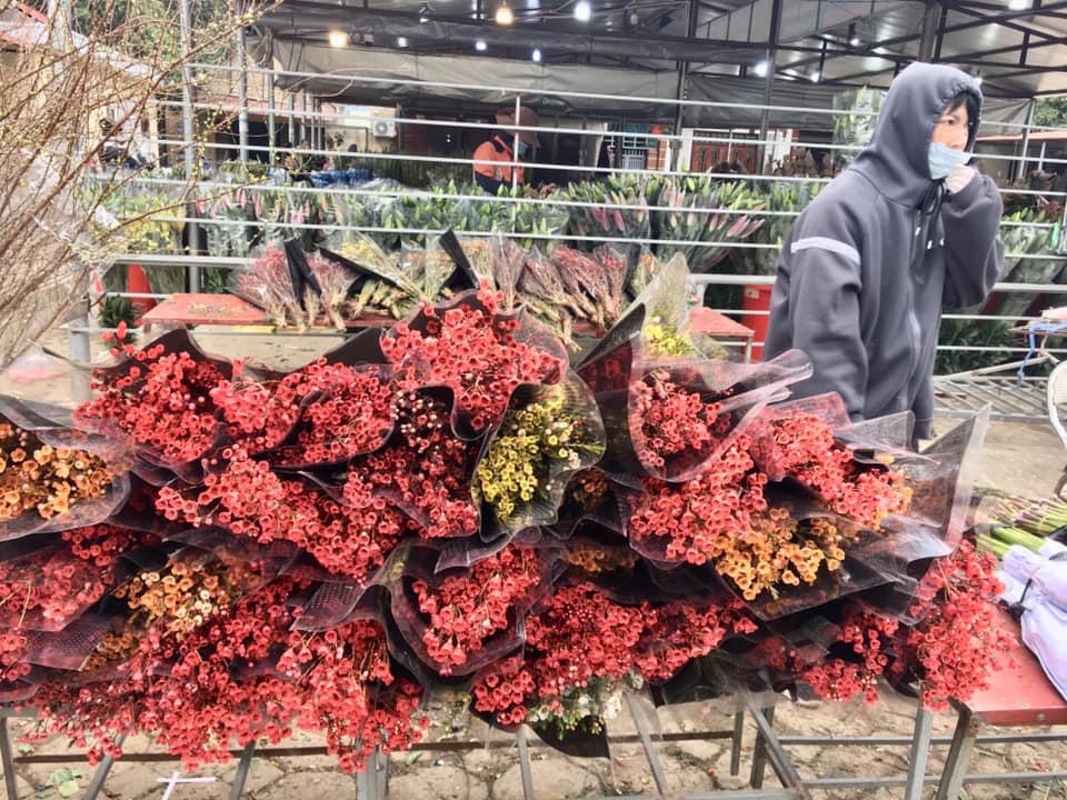  'Thủ phủ' hoa đầu mối lớn nhất miền Bắc tấp nập ngày 27 Tết