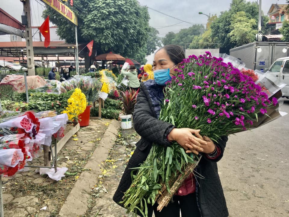  'Thủ phủ' hoa đầu mối lớn nhất miền Bắc tấp nập ngày 27 Tết