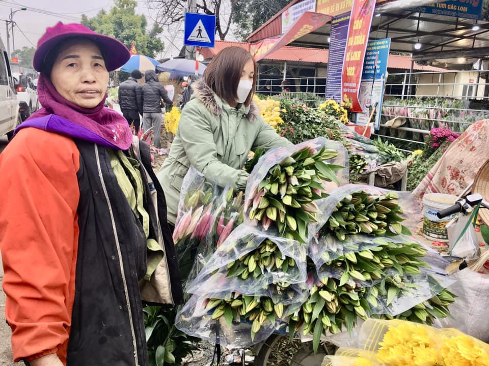  'Thủ phủ' hoa đầu mối lớn nhất miền Bắc tấp nập ngày 27 Tết