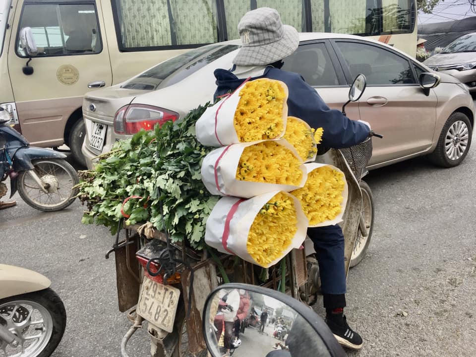  'Thủ phủ' hoa đầu mối lớn nhất miền Bắc tấp nập ngày 27 Tết