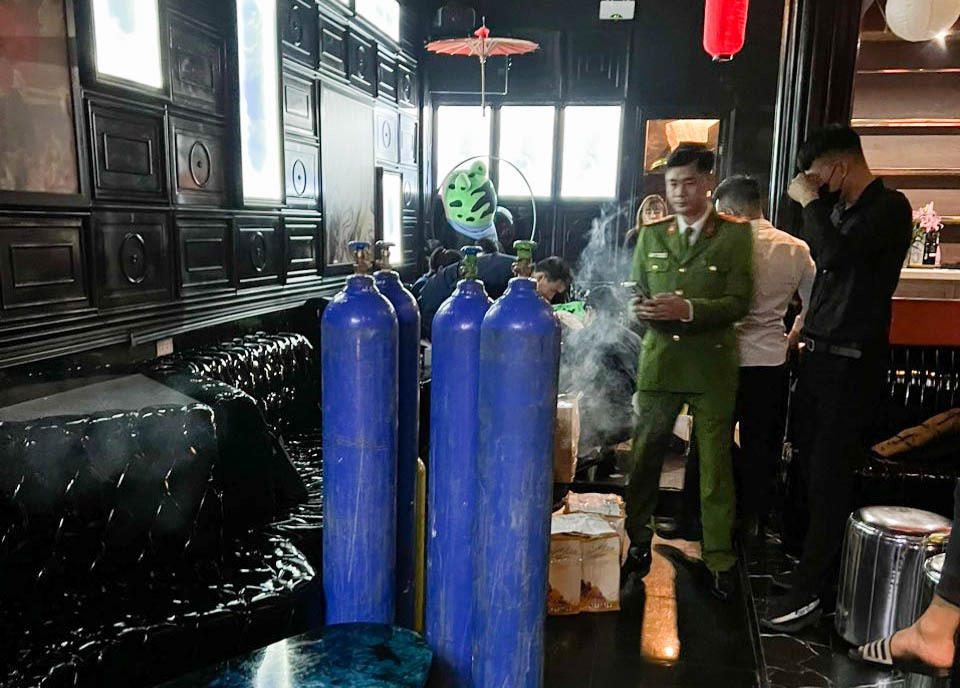 Thu giữ lượng lớn khí cười, rượu lậu trên phố Mã Mây, Hà Nội