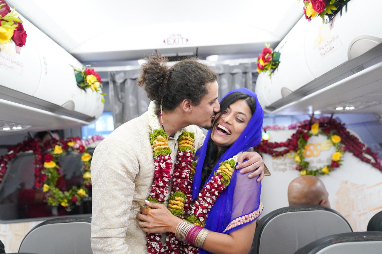 'Rước dâu' theo kiểu Ấn Độ trên độ cao 10.000 mét