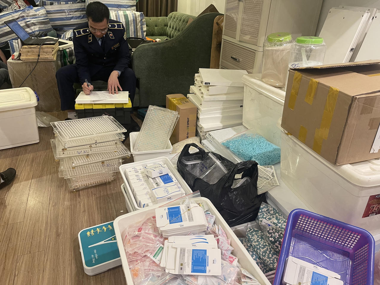 Phát hiện căn hộ cao cấp trong Khu đô thị Time City tập kết gần 3 tấn nguyên liệu thuốc, thực phẩm chức năng