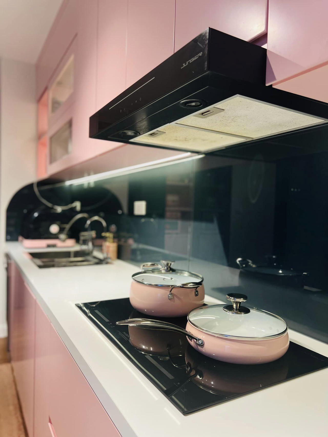 Giữ “lửa tình yêu”, chồng chi 700 triệu tặng vợ ngôi nhà đẹp như phim Hàn