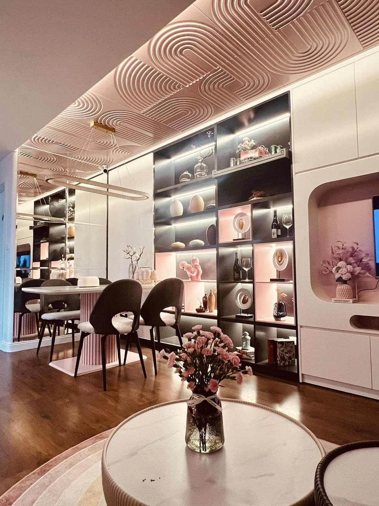 Giữ “lửa tình yêu”, chồng chi 700 triệu tặng vợ ngôi nhà đẹp như phim Hàn