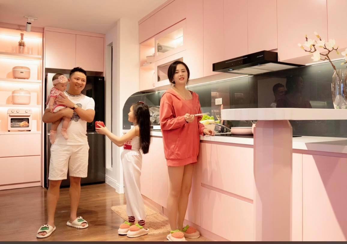 Giữ “lửa tình yêu”, chồng chi 700 triệu tặng vợ ngôi nhà đẹp như phim Hàn