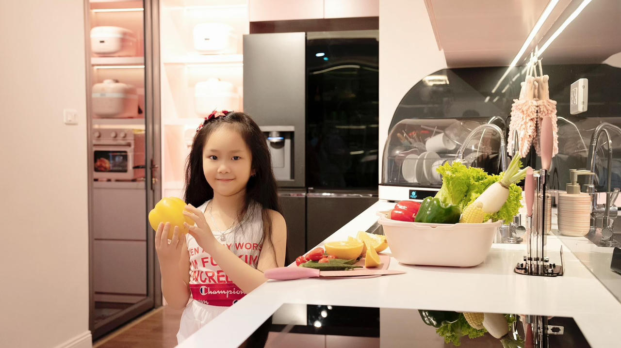 Giữ “lửa tình yêu”, chồng chi 700 triệu tặng vợ ngôi nhà đẹp như phim Hàn