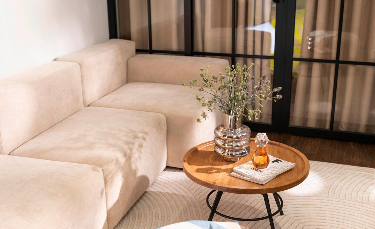 “Lột xác” nhà tập thể thành căn hộ giao thoa hai tính cách đối lập của đôi vợ chồng trẻ