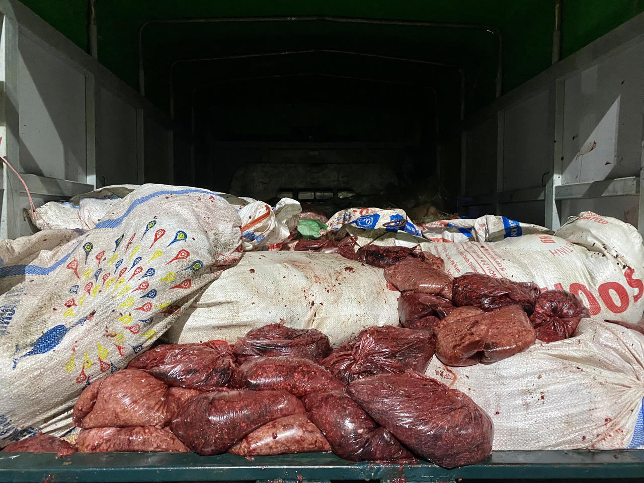 'Chặn đứng' 4 tấn thực phẩm biến màu chuẩn bị 'tuồn' ra thị trường