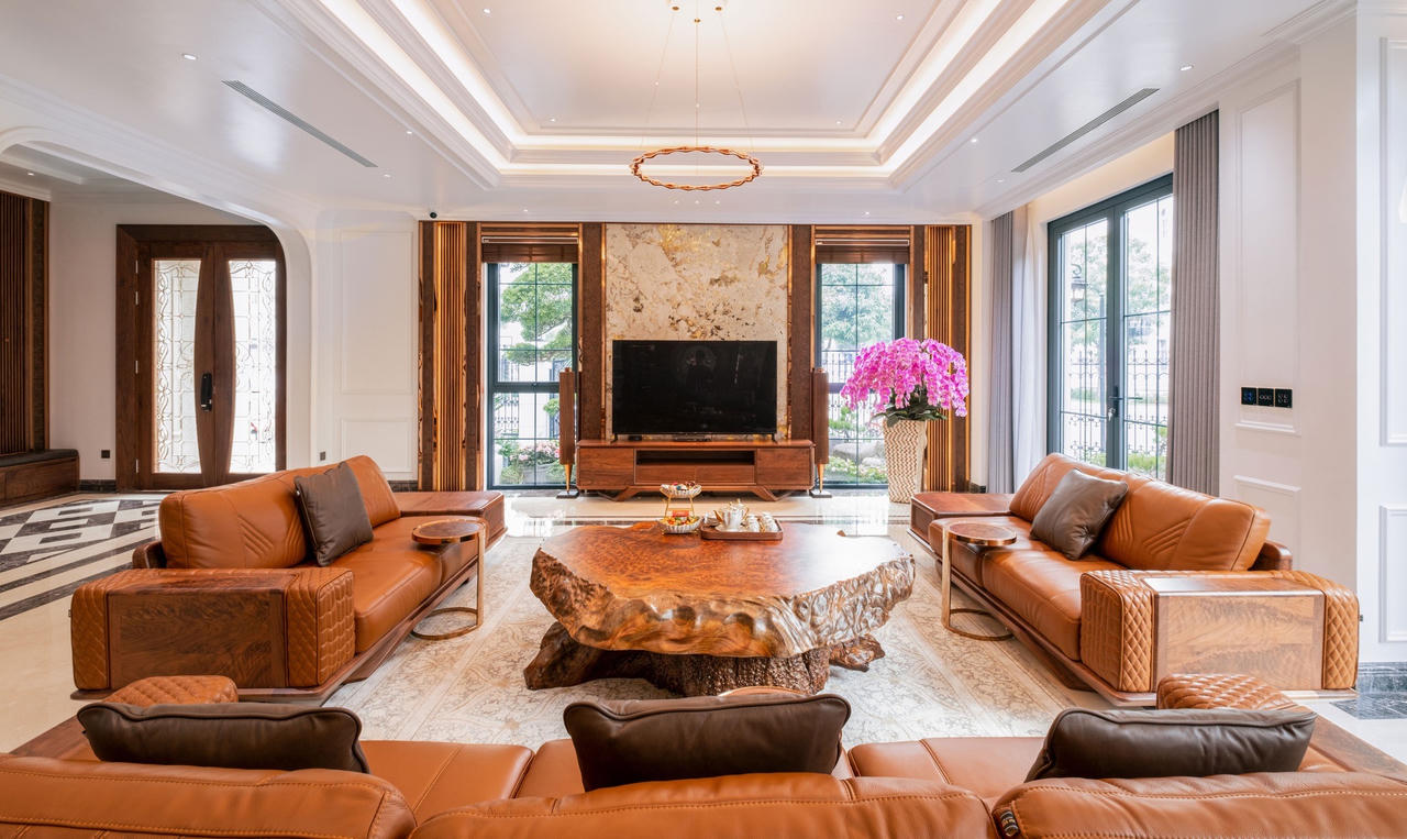 Căn biệt thự mang phong cách phóng khoáng pha lẫn nét cổ điển từ vật liệu gỗ óc chó, da bò tự nhiên và đá