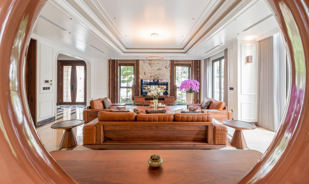 Căn biệt thự mang phong cách phóng khoáng pha lẫn nét cổ điển từ vật liệu gỗ óc chó, da bò tự nhiên và đá