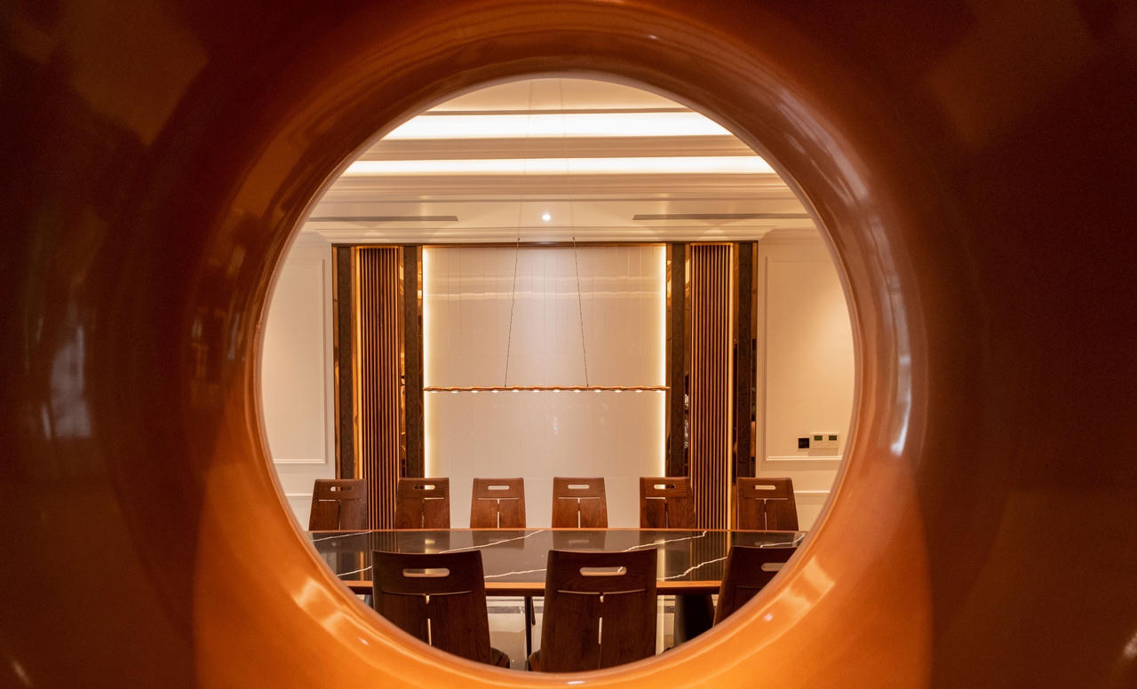 Căn biệt thự mang phong cách phóng khoáng pha lẫn nét cổ điển từ vật liệu gỗ óc chó, da bò tự nhiên và đá