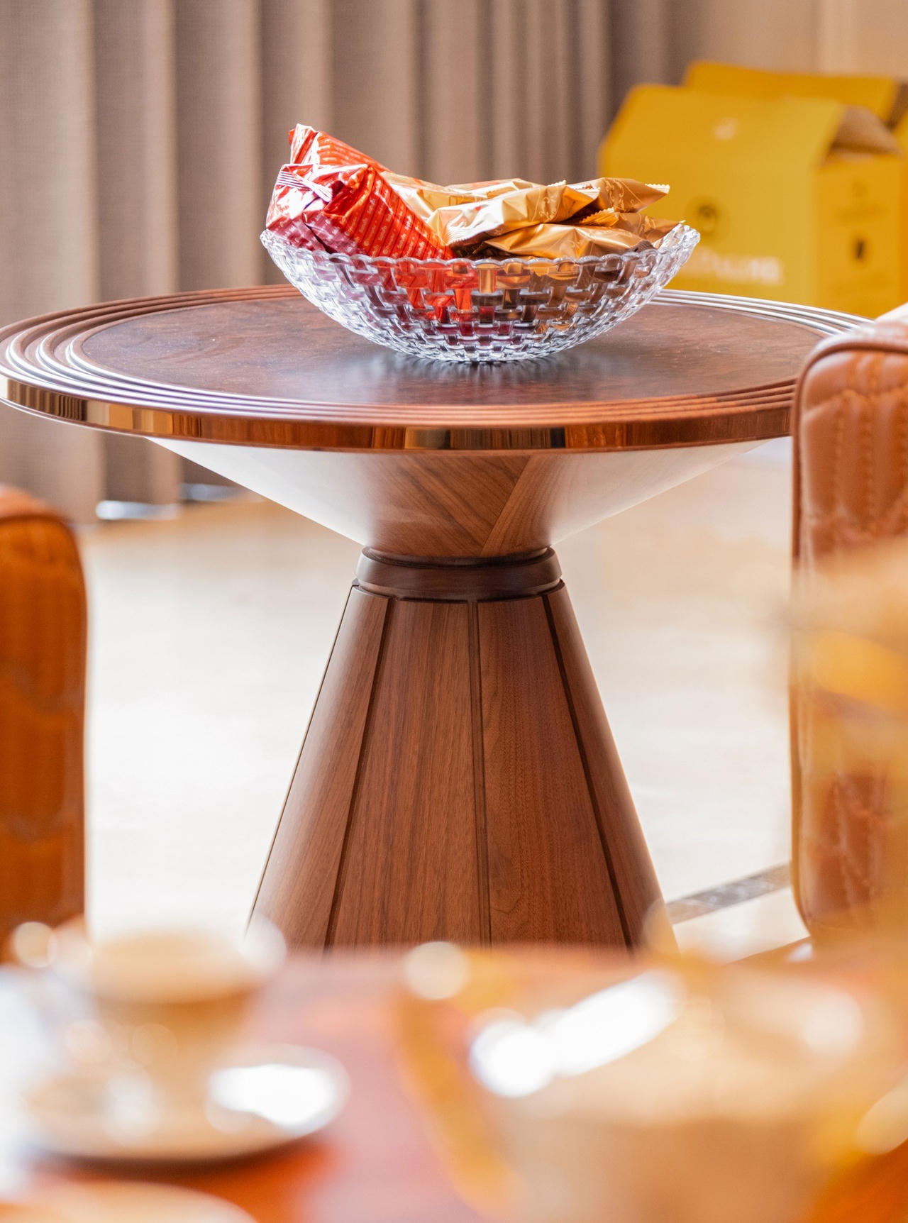 Căn biệt thự mang phong cách phóng khoáng pha lẫn nét cổ điển từ vật liệu gỗ óc chó, da bò tự nhiên và đá