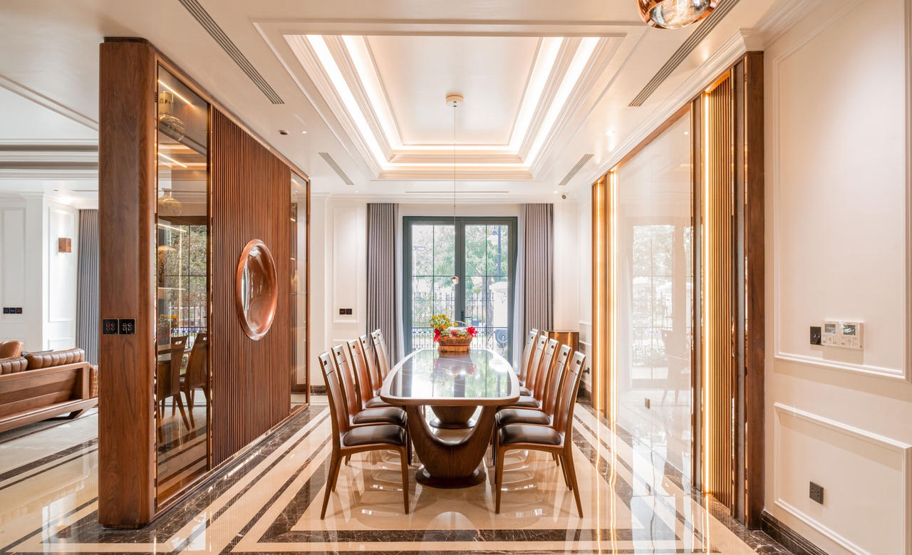 Căn biệt thự mang phong cách phóng khoáng pha lẫn nét cổ điển từ vật liệu gỗ óc chó, da bò tự nhiên và đá