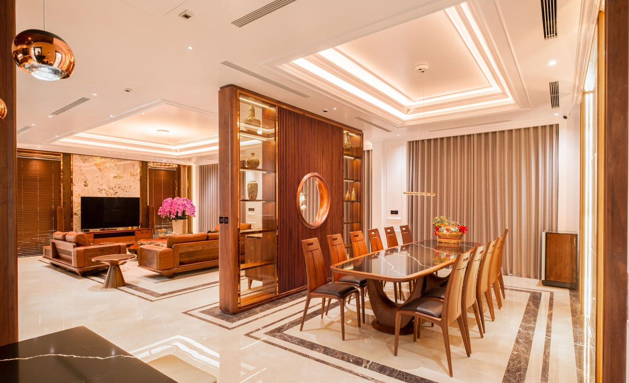 Căn biệt thự mang phong cách phóng khoáng pha lẫn nét cổ điển từ vật liệu gỗ óc chó, da bò tự nhiên và đá