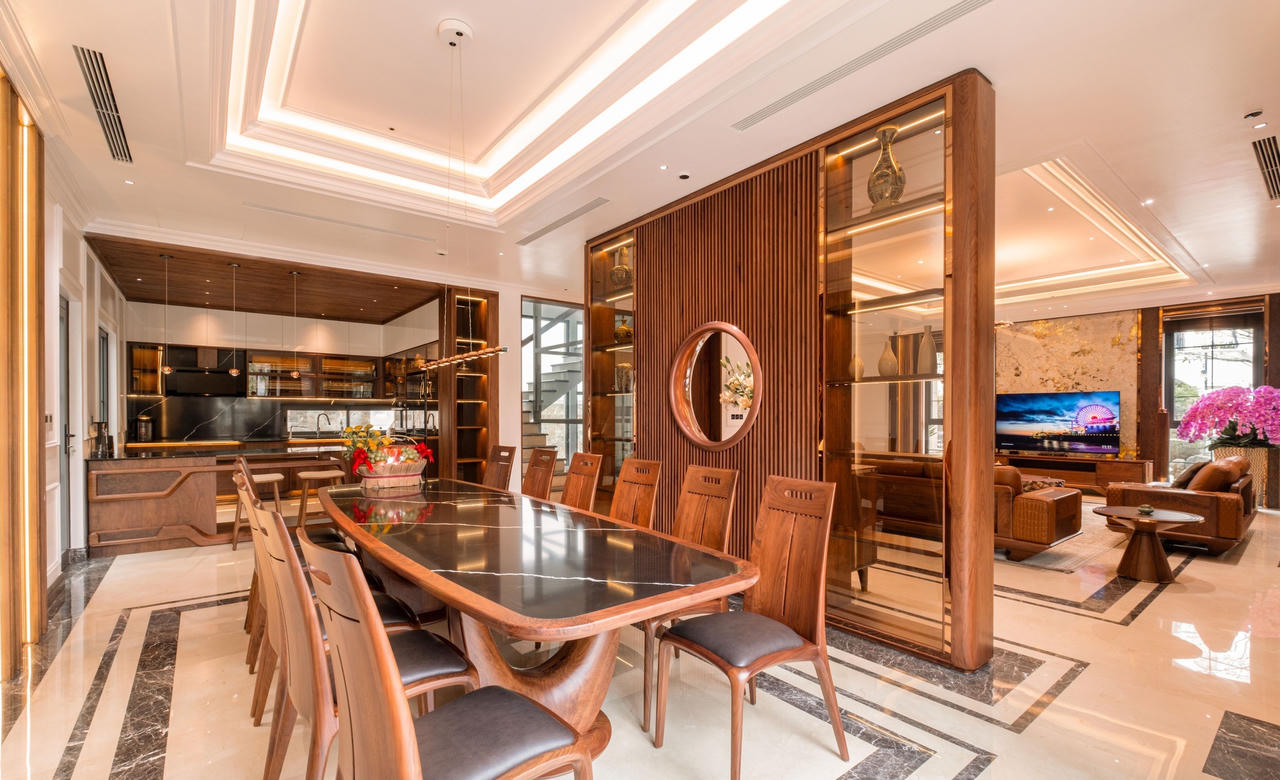 Căn biệt thự mang phong cách phóng khoáng pha lẫn nét cổ điển từ vật liệu gỗ óc chó, da bò tự nhiên và đá
