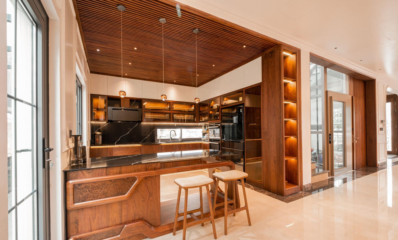 Căn biệt thự mang phong cách phóng khoáng pha lẫn nét cổ điển từ vật liệu gỗ óc chó, da bò tự nhiên và đá