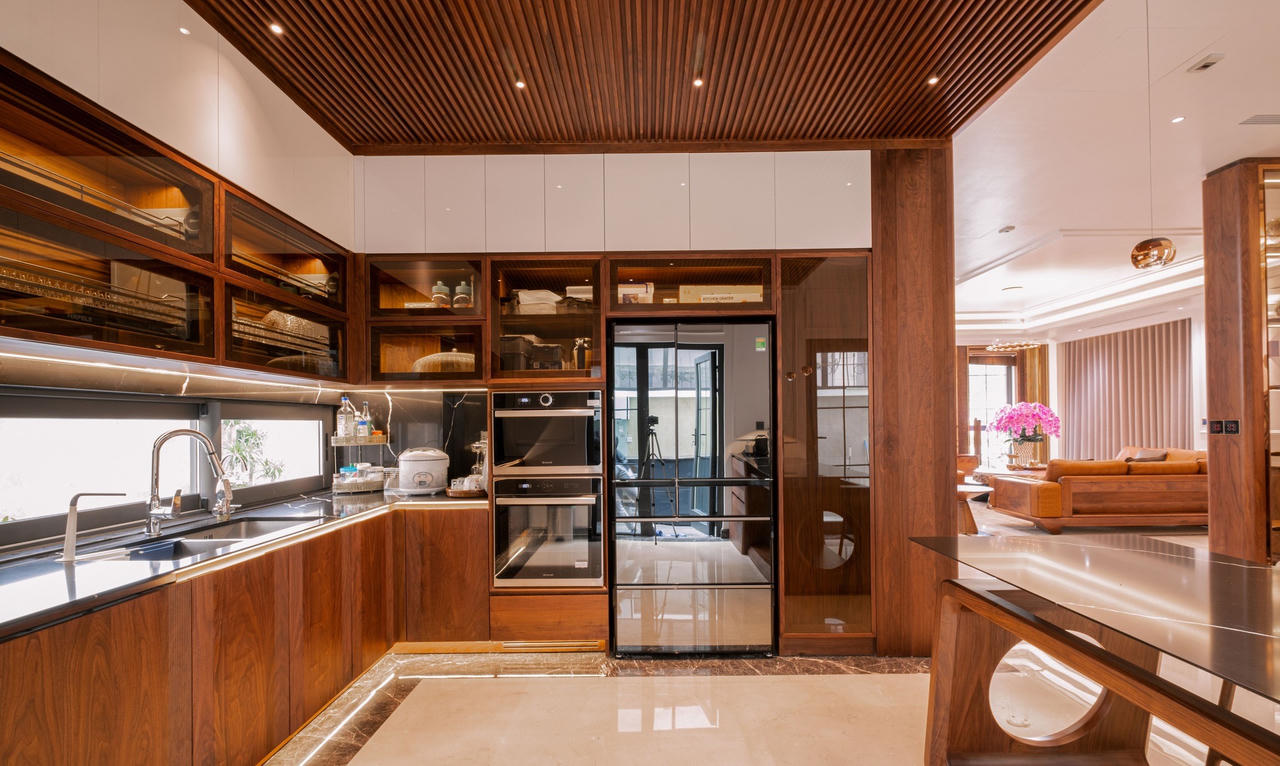 Căn biệt thự mang phong cách phóng khoáng pha lẫn nét cổ điển từ vật liệu gỗ óc chó, da bò tự nhiên và đá