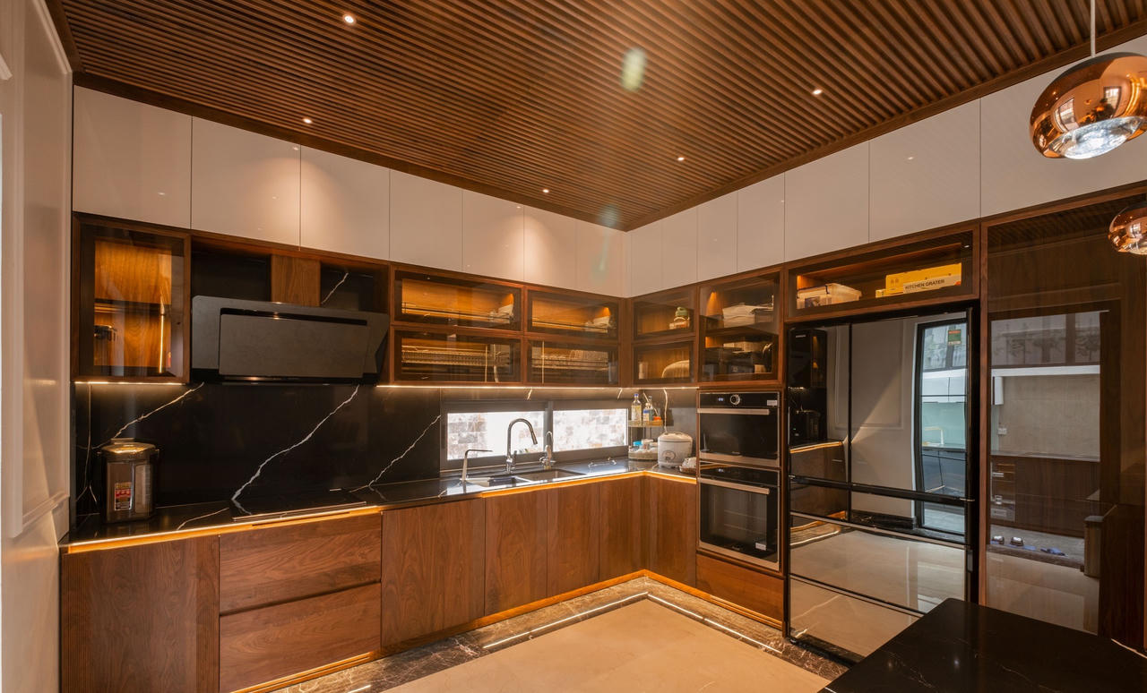 Căn biệt thự mang phong cách phóng khoáng pha lẫn nét cổ điển từ vật liệu gỗ óc chó, da bò tự nhiên và đá