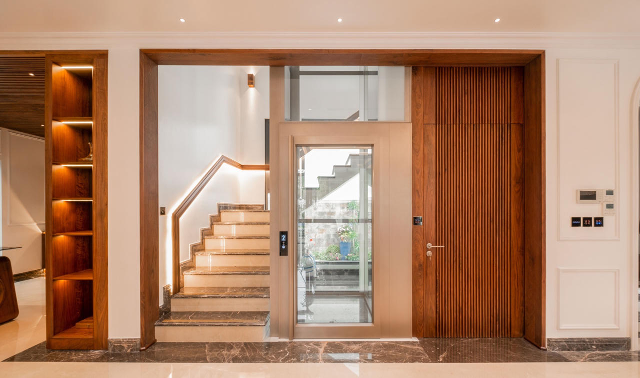 Căn biệt thự mang phong cách phóng khoáng pha lẫn nét cổ điển từ vật liệu gỗ óc chó, da bò tự nhiên và đá