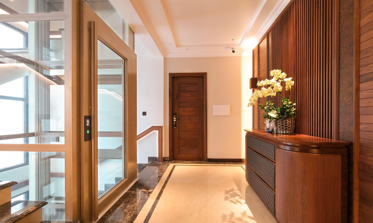 Căn biệt thự mang phong cách phóng khoáng pha lẫn nét cổ điển từ vật liệu gỗ óc chó, da bò tự nhiên và đá