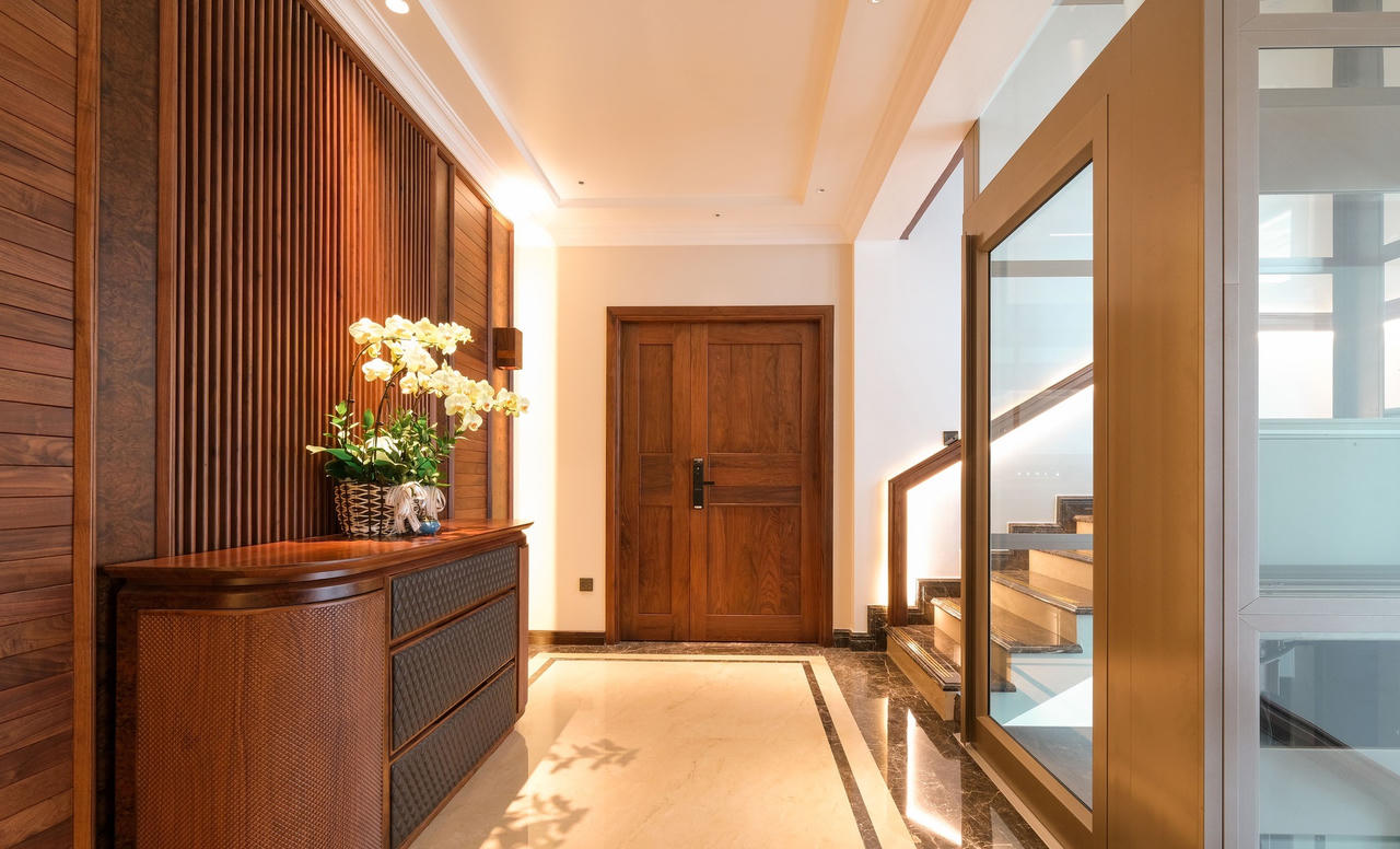 Căn biệt thự mang phong cách phóng khoáng pha lẫn nét cổ điển từ vật liệu gỗ óc chó, da bò tự nhiên và đá