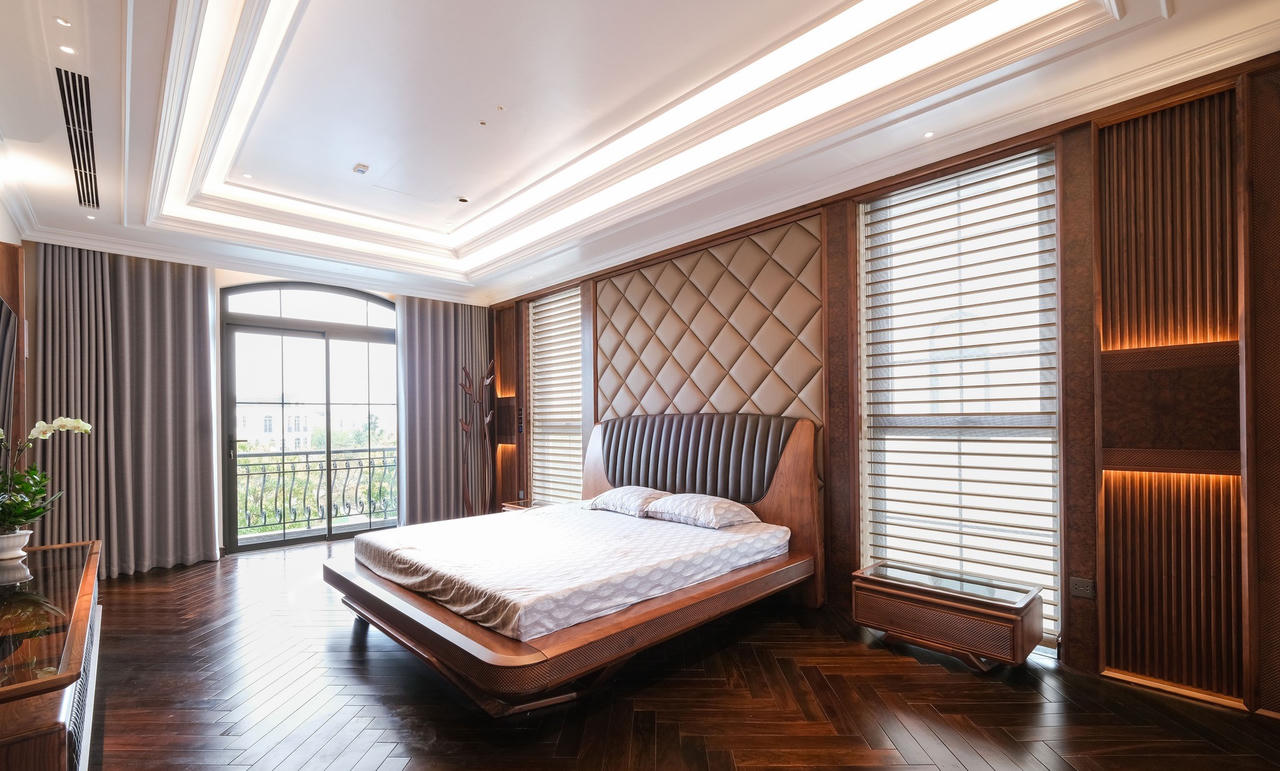 Căn biệt thự mang phong cách phóng khoáng pha lẫn nét cổ điển từ vật liệu gỗ óc chó, da bò tự nhiên và đá