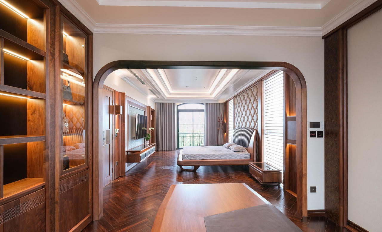 Căn biệt thự mang phong cách phóng khoáng pha lẫn nét cổ điển từ vật liệu gỗ óc chó, da bò tự nhiên và đá