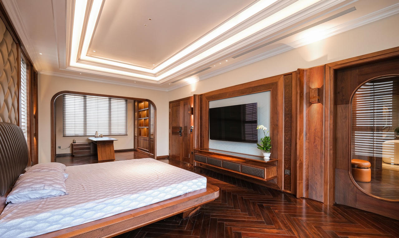 Căn biệt thự mang phong cách phóng khoáng pha lẫn nét cổ điển từ vật liệu gỗ óc chó, da bò tự nhiên và đá