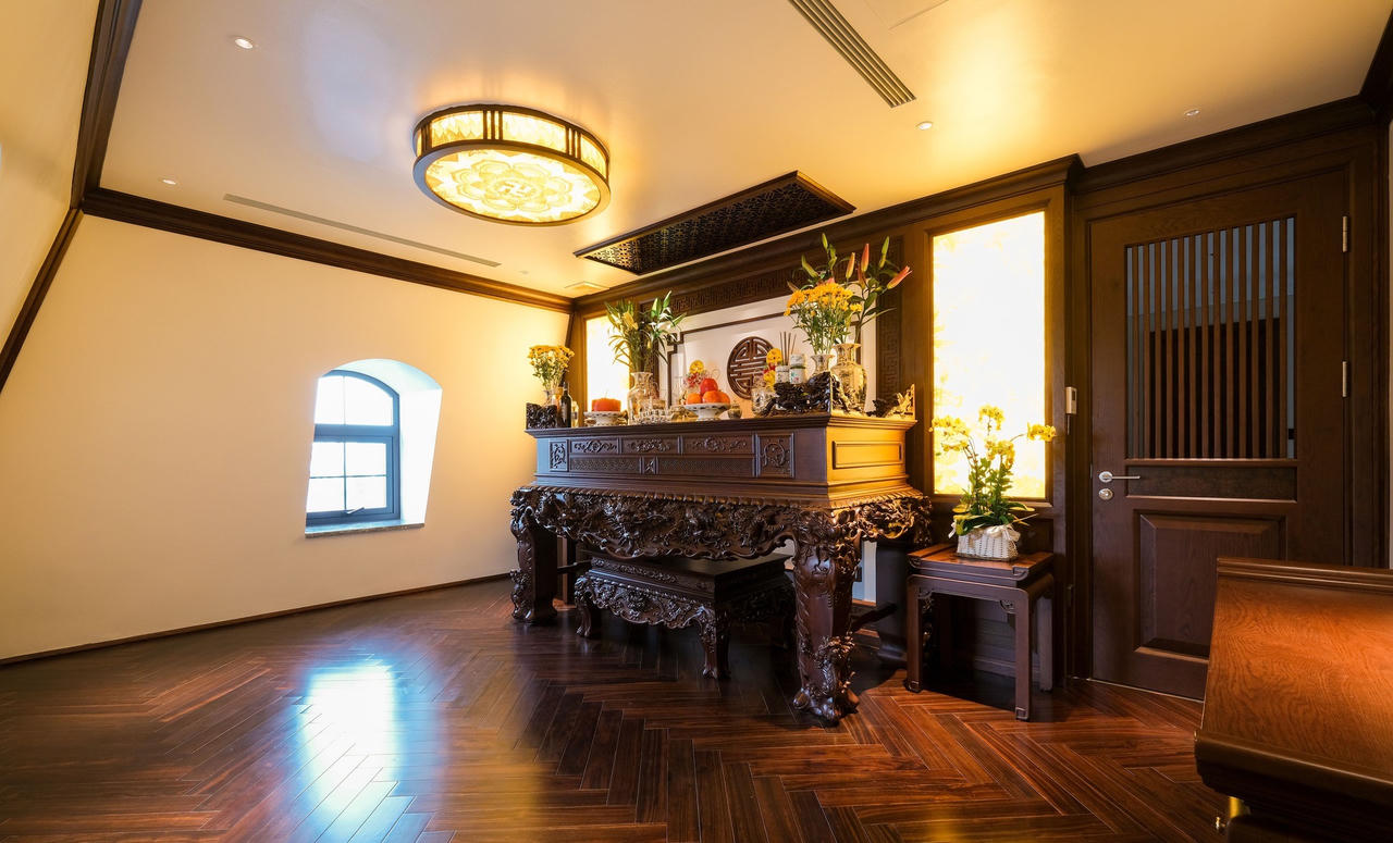 Căn biệt thự mang phong cách phóng khoáng pha lẫn nét cổ điển từ vật liệu gỗ óc chó, da bò tự nhiên và đá