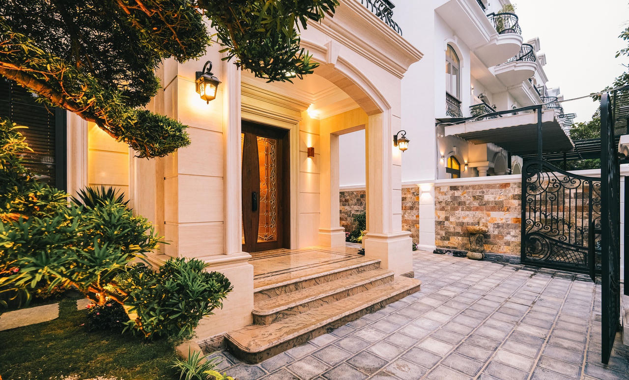 Căn biệt thự mang phong cách phóng khoáng pha lẫn nét cổ điển từ vật liệu gỗ óc chó, da bò tự nhiên và đá