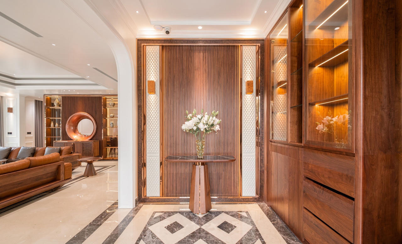 Căn biệt thự mang phong cách phóng khoáng pha lẫn nét cổ điển từ vật liệu gỗ óc chó, da bò tự nhiên và đá