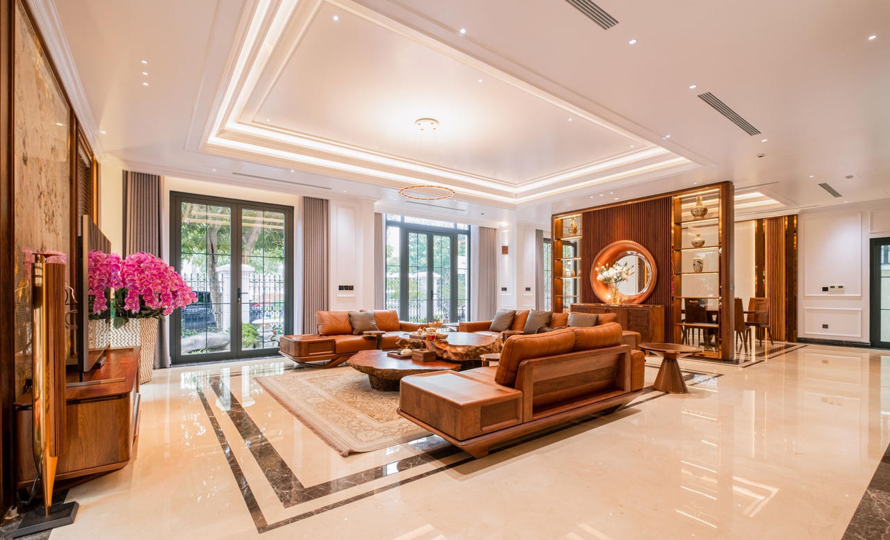 Căn biệt thự mang phong cách phóng khoáng pha lẫn nét cổ điển từ vật liệu gỗ óc chó, da bò tự nhiên và đá