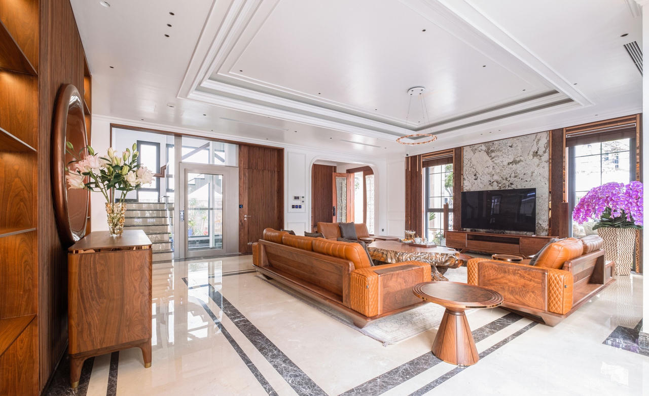 Căn biệt thự mang phong cách phóng khoáng pha lẫn nét cổ điển từ vật liệu gỗ óc chó, da bò tự nhiên và đá