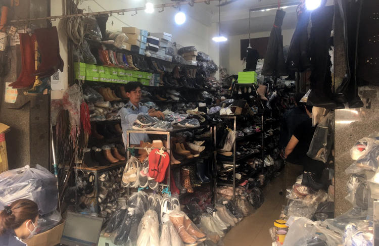 Thu giữ hơn 5.300 sản phẩm giả mạo nhãn hiệu Chanel, Burberry, Louis Vuitton…