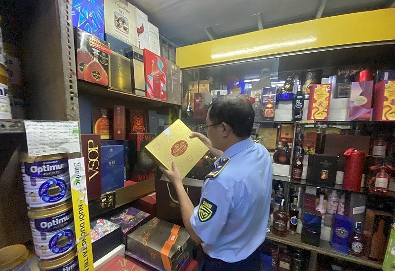 Thu giữ hơn 5.300 sản phẩm giả mạo nhãn hiệu Chanel, Burberry, Louis Vuitton…