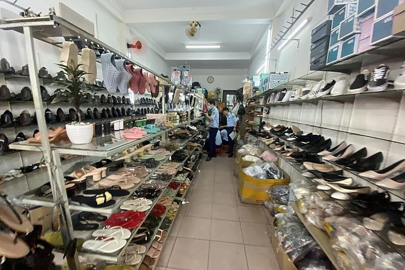 Thu giữ hơn 5.300 sản phẩm giả mạo nhãn hiệu Chanel, Burberry, Louis Vuitton…